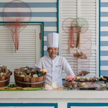 Hotel Barcelo Coconut Island, Phuket Esterno foto A chef at the buffet