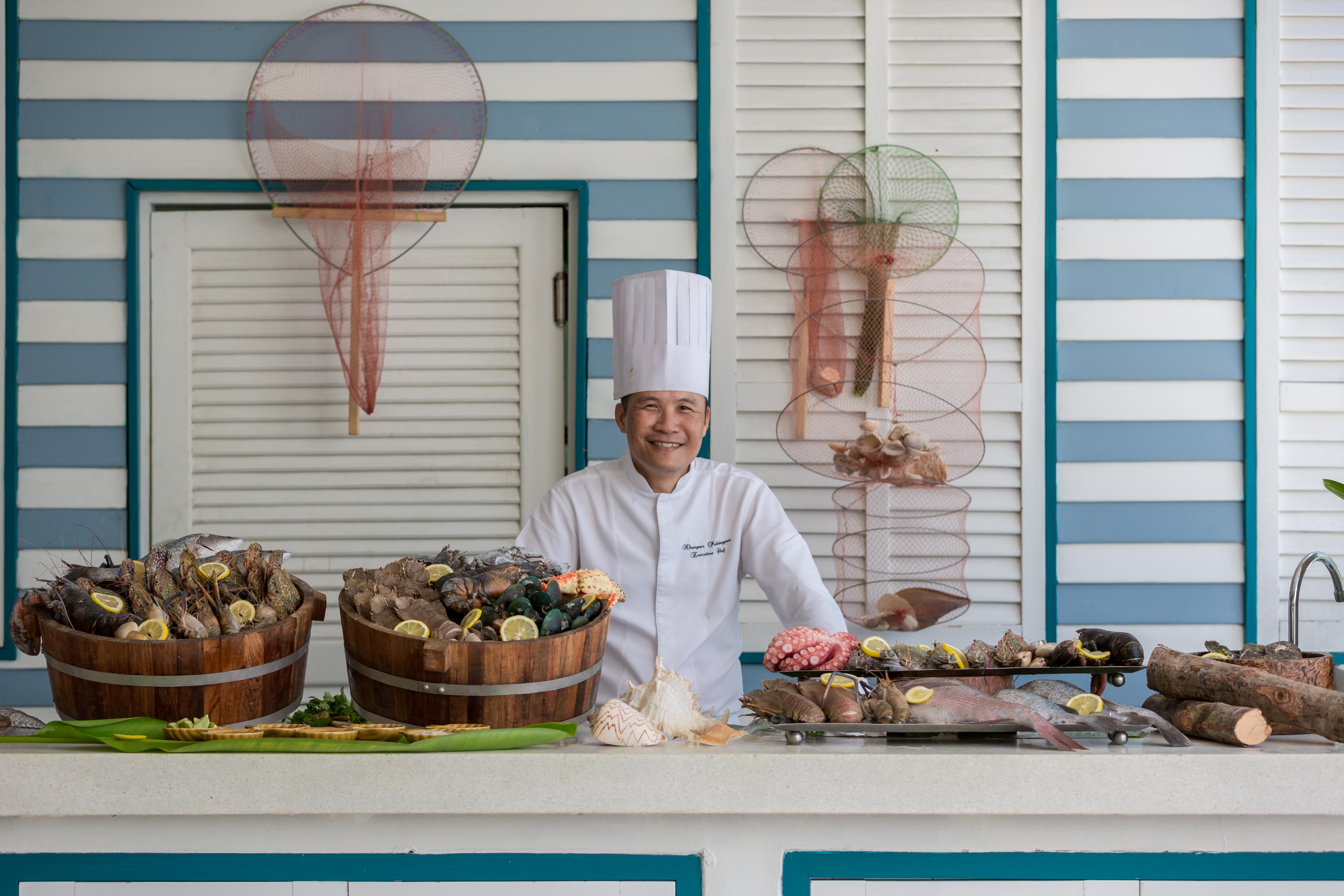 Hotel Barcelo Coconut Island, Phuket Esterno foto A chef at the buffet