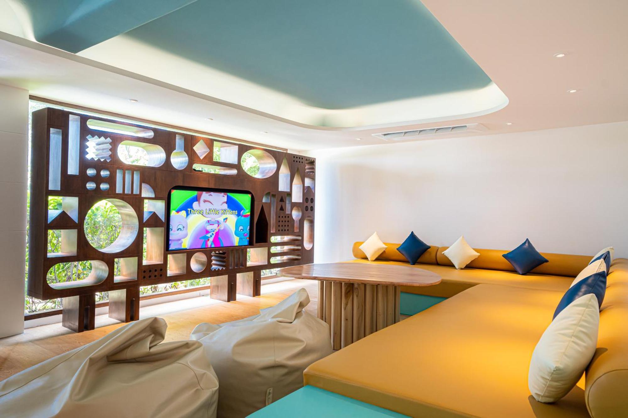 Hotel Barcelo Coconut Island, Phuket Esterno foto The interior of the lounge