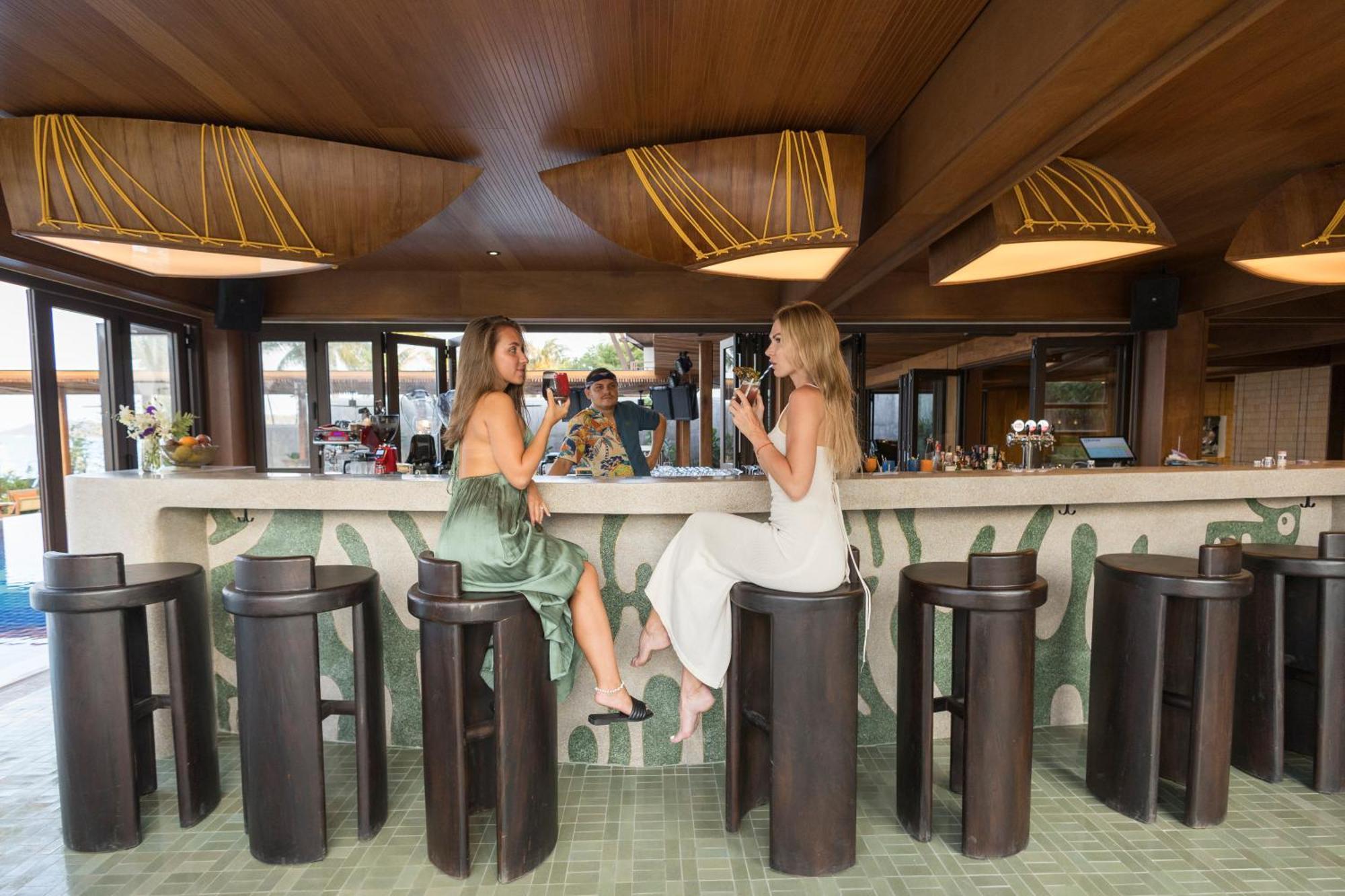 Hotel Barcelo Coconut Island, Phuket Esterno foto The bar at the 19th hole