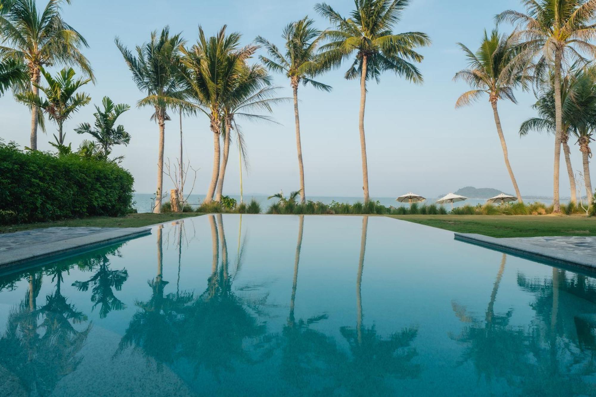 Hotel Barcelo Coconut Island, Phuket Esterno foto The swimming pool at the Amankila resort