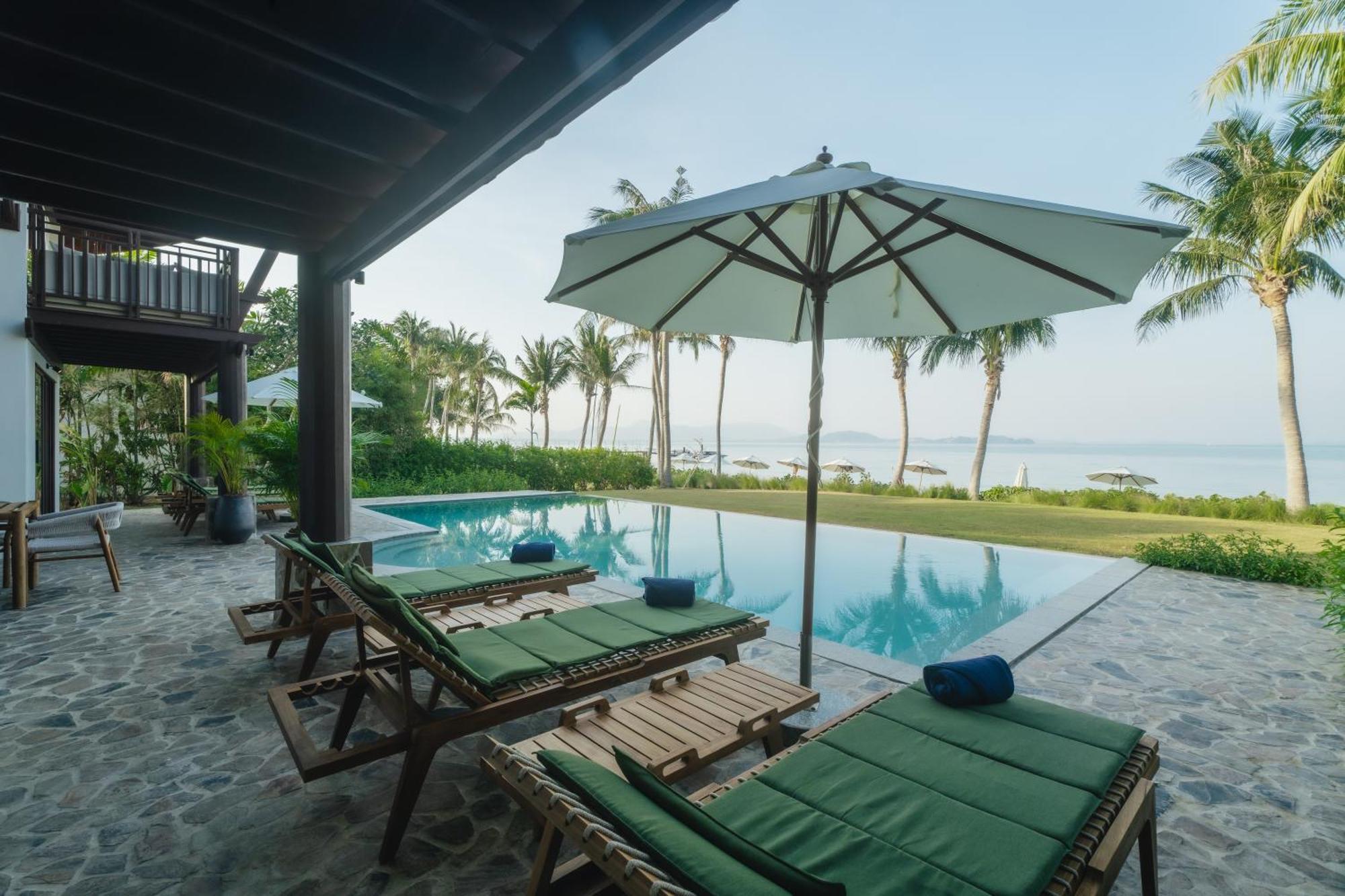 Hotel Barcelo Coconut Island, Phuket Esterno foto The swimming pool at the resort