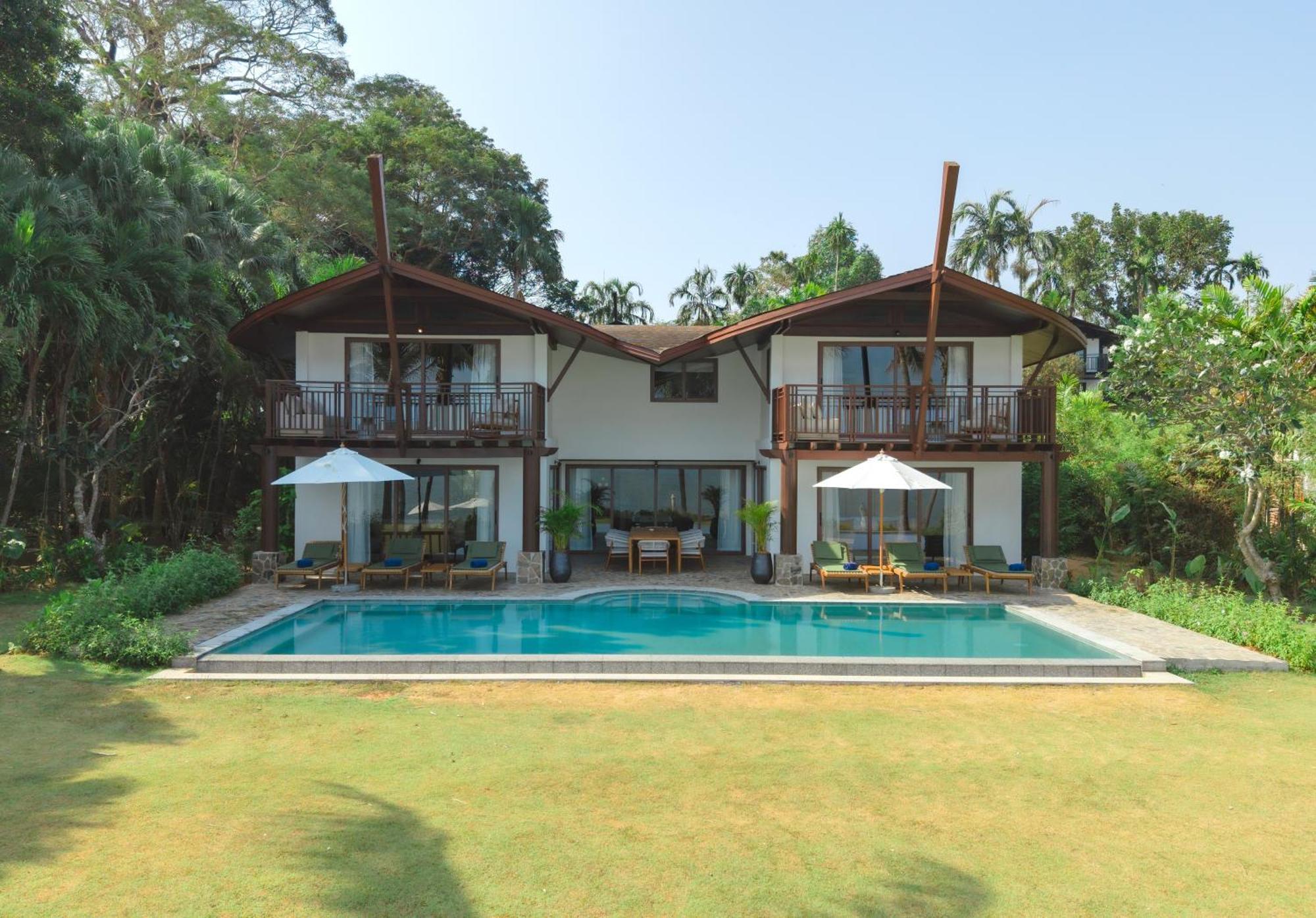 Hotel Barcelo Coconut Island, Phuket Esterno foto A villa at the resort