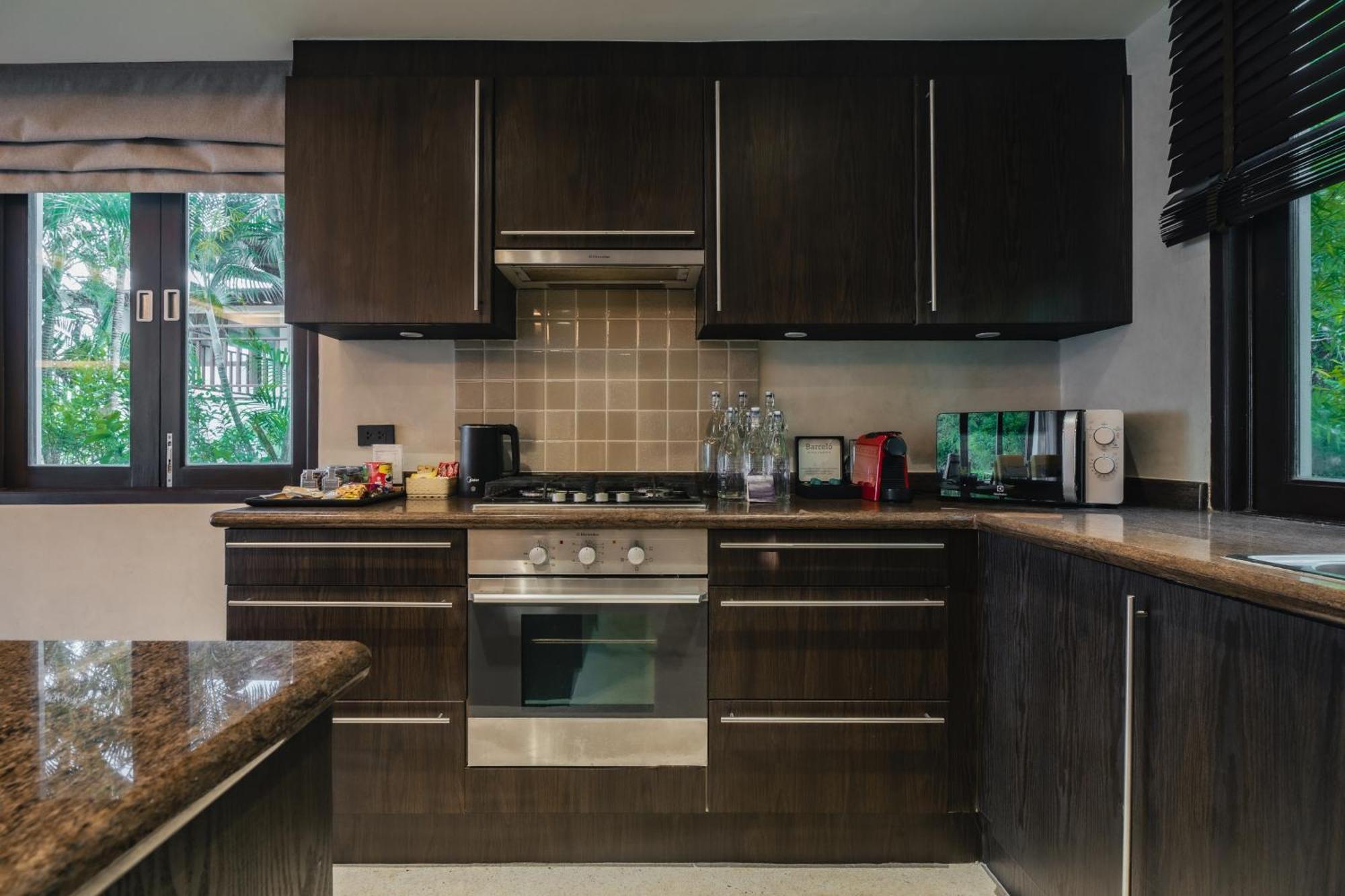 Hotel Barcelo Coconut Island, Phuket Esterno foto A modern kitchen